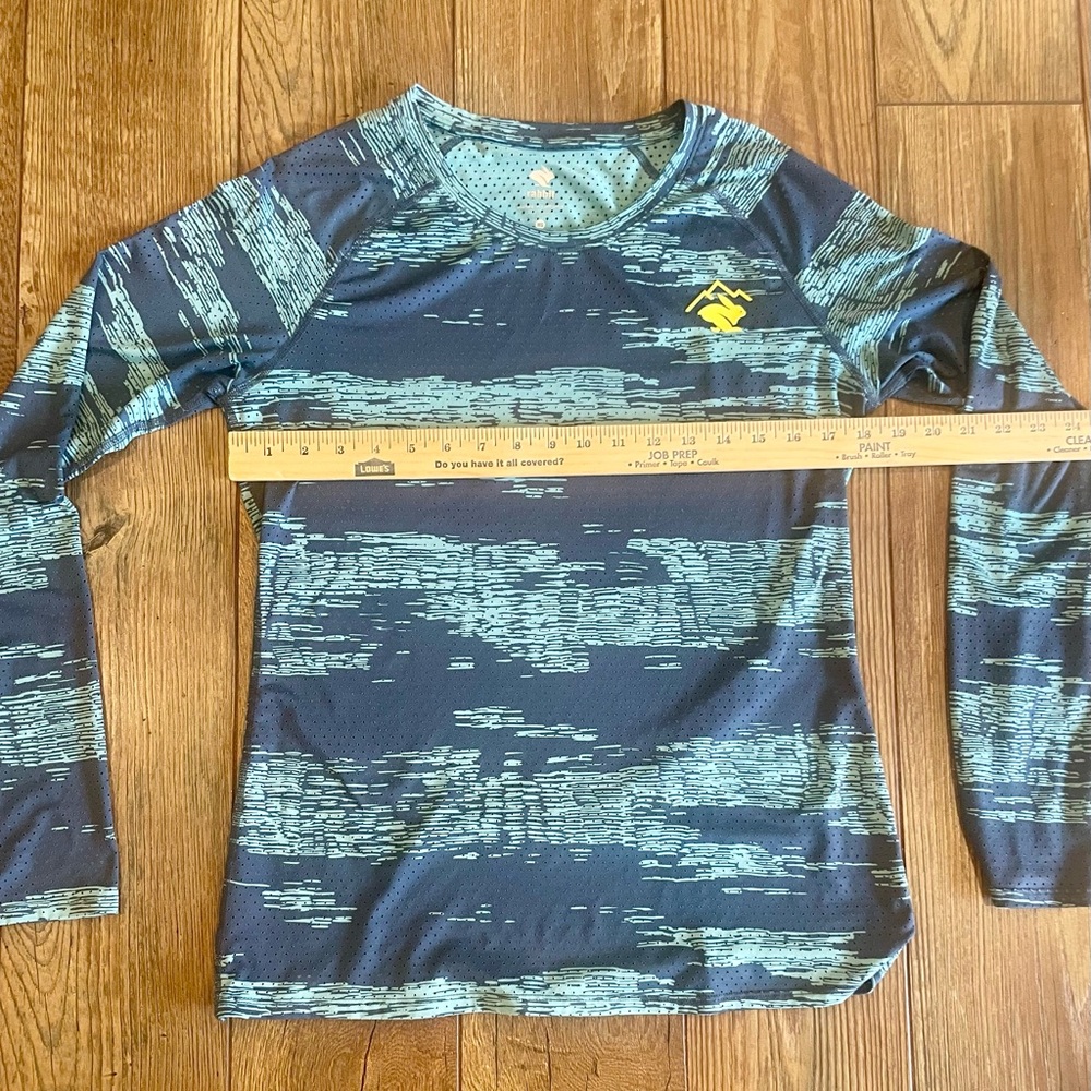 Women's Rabbit Trail Patterned Top- perforated. Size M. - Picture 3 of 6